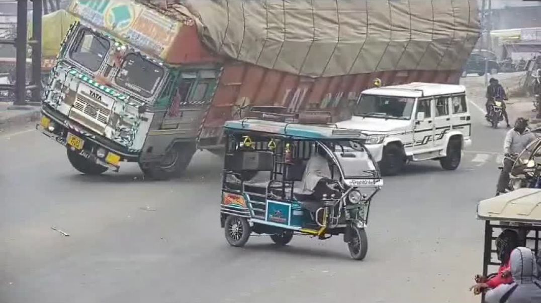 ⁣पहाड़ी गेट पर हुए आज हादसे की लाइव वीडियो फुटेज! #accident #rampur #trending