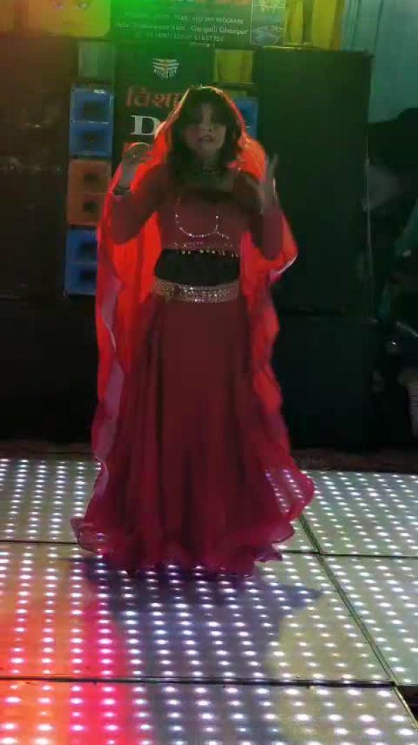 आप सभी लोगों को आर्केस्ट्रा ब्लॉगिंग वीडियो दिखा रहे हैं