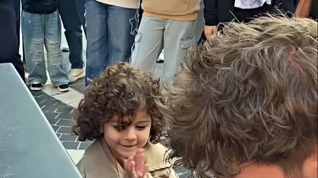 ⁣This 4-year-old SINGER 💤@thon EVERYONE 🤯❤️Today I was playing piano in a park in Azer