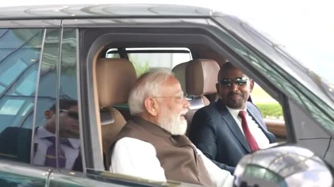 ⁣More than protocol - PM Abiy Ahmed Ali drives PM Modi to the airport