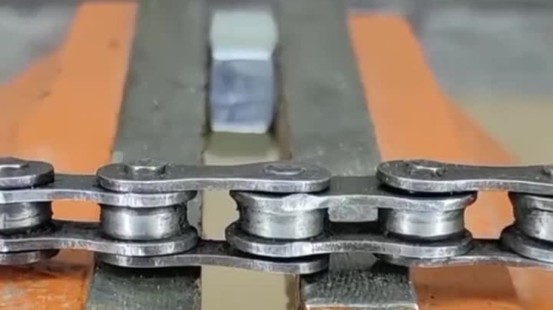 साइकिल की चैन से कब्जे बनाने का आसान तरीका