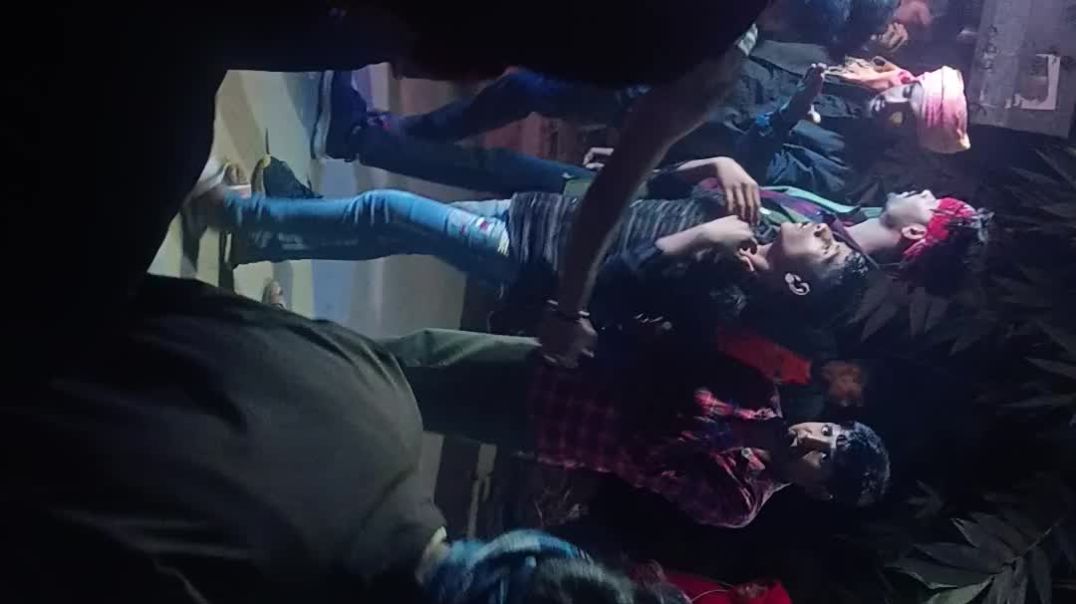 ⁣Dosto ke sath shadi function me dance karte hue