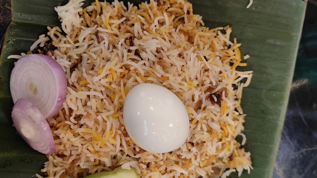 রেস্টুরেন্টে বিরিয়ানি খেতে গেলাম।