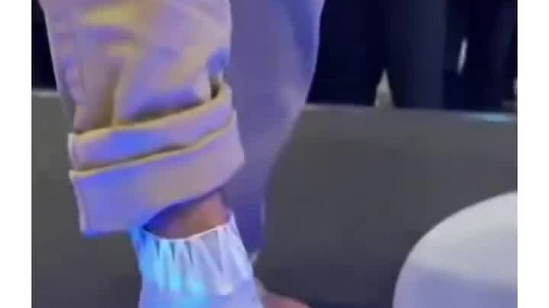 ⁣The post showcases a 15-second video of a cylindrical pod scanning a foot and rapidly forming a cust