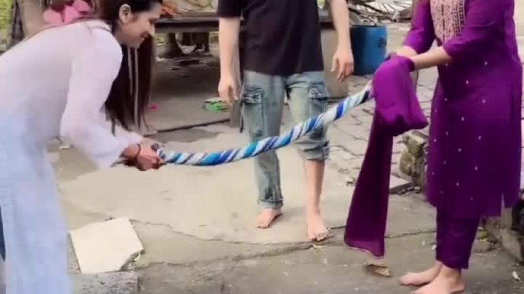 ⁣Yah donon ladki milkar kya kar raha hai🎊😭😱 #sh #short feet