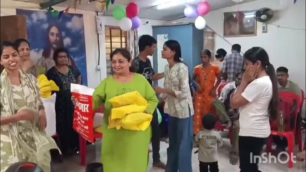 ⁣Preyar hall Main isu ki Prathna ke baad Gift vitaran