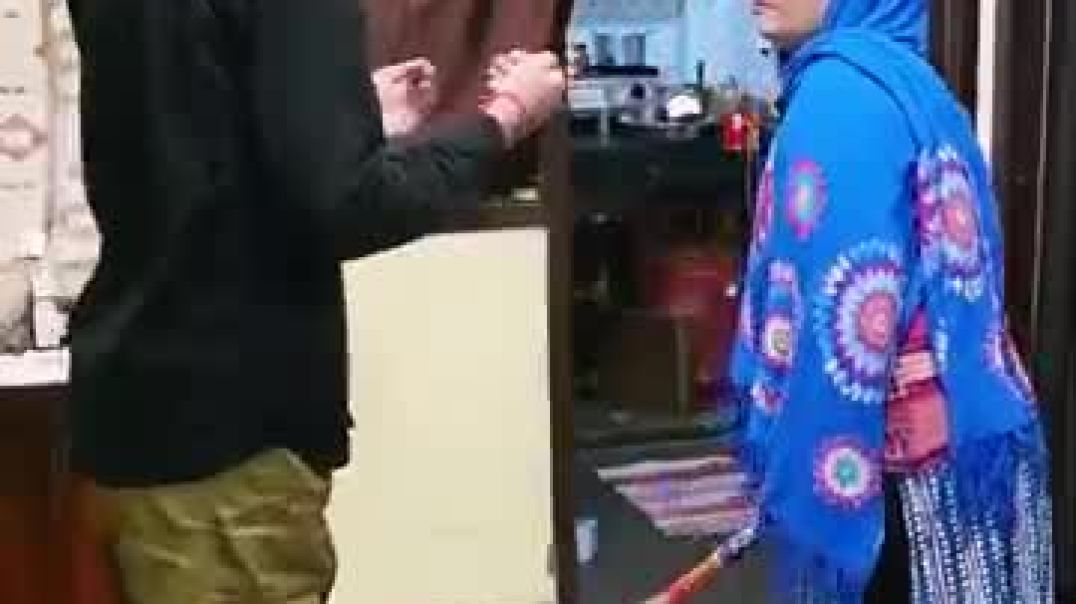 ⁣जब मम्मी से ट्रिप के लिए पैसे मांगो... 💸🏠#MiddleClassFamily #DesiParents #IndianMemes #Relatable #Tr