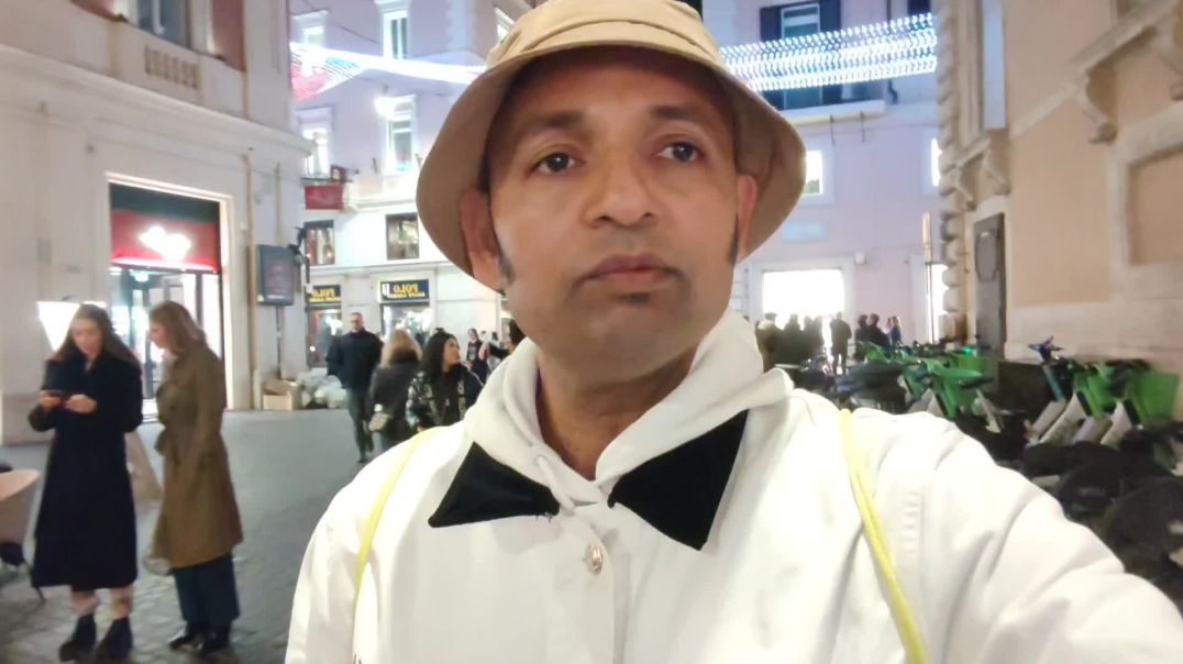 ⁣रोम इटली 🇮🇹 - ये Christmas Tree 2025 🎄जो Piazza di S. Lorenzo in Lucina जगह का हैं