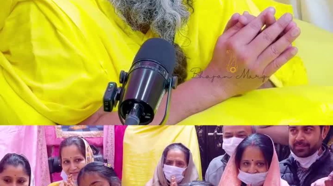 ⁣दो प्यारी बच्चियों ने महाराज के सामने भजन प्रस्तुत किया।