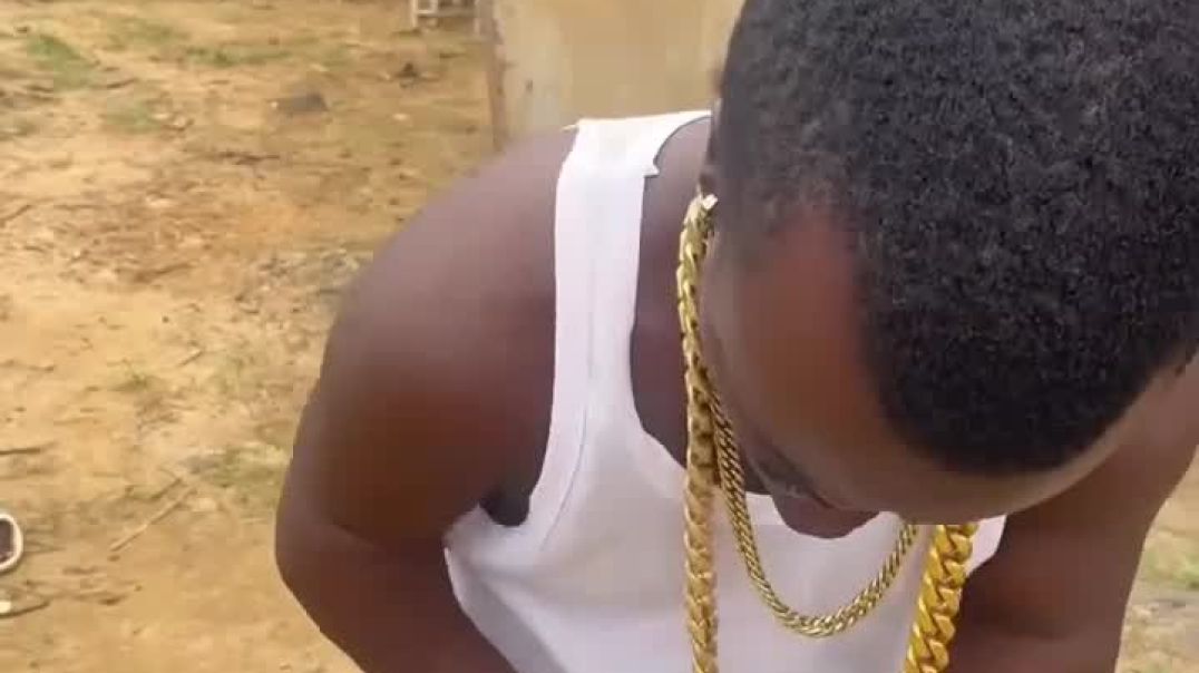 He Was Flexing His Gold Chain… But His Wallet Disappeared! 😆🤏💸