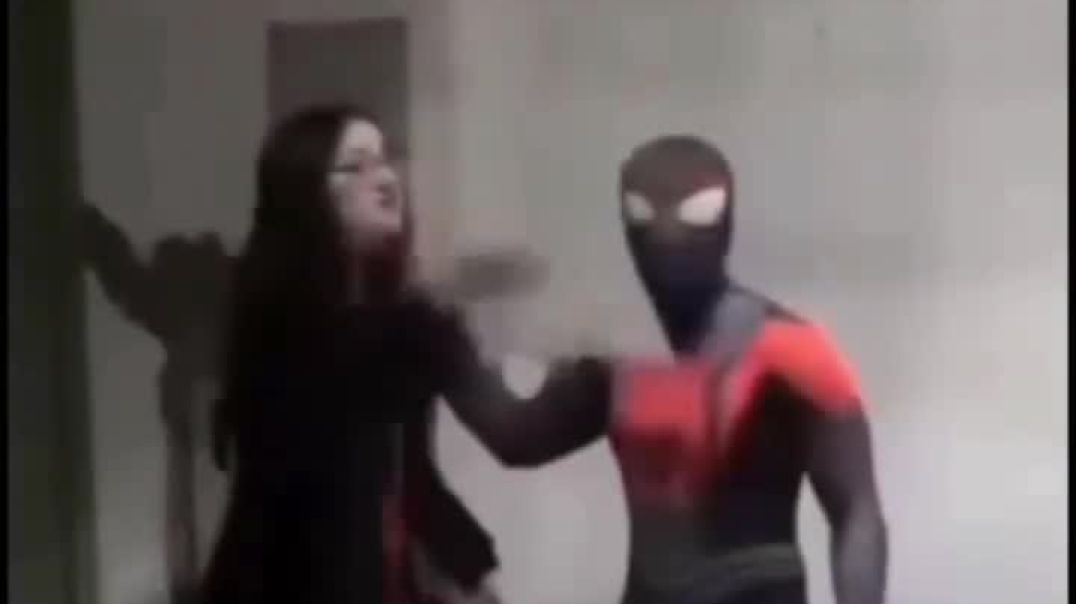 日本利用压电瓷砖将脚步转化为电能。这些瓷砖捕捉来自你脚步的动能