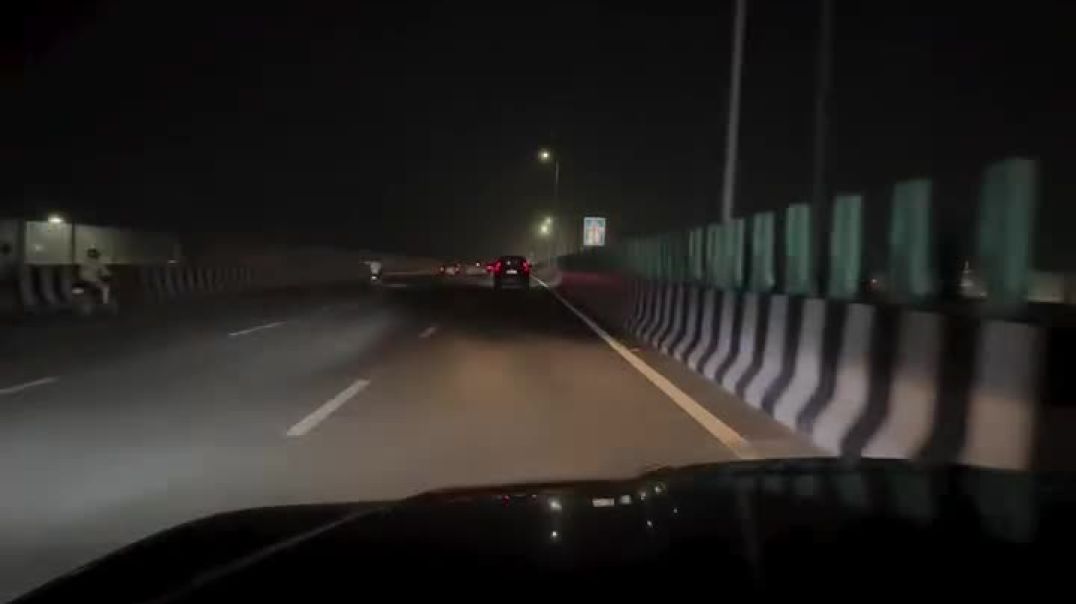 ⁣झील से गहरी तेरी आँखों में खो जाऊँ