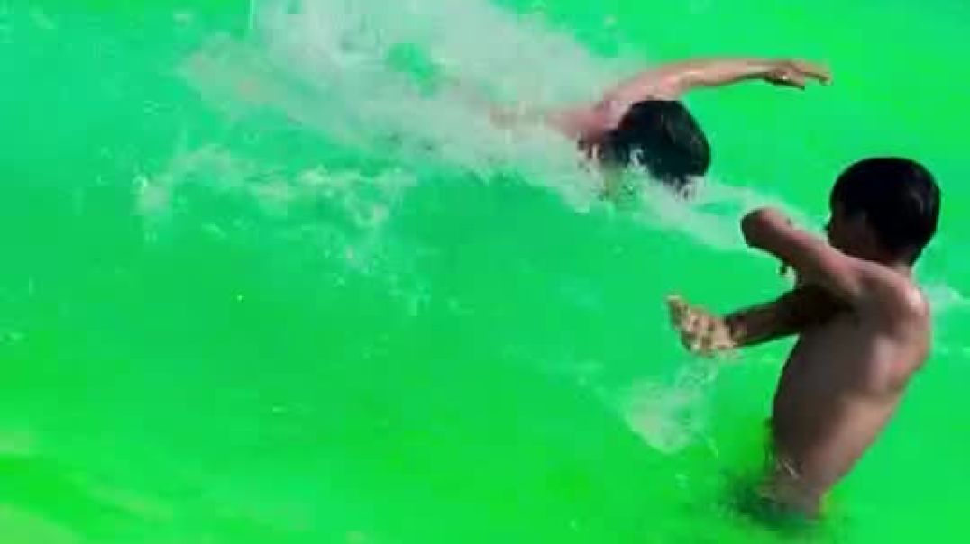 ⁣Swimming pool p enjoy