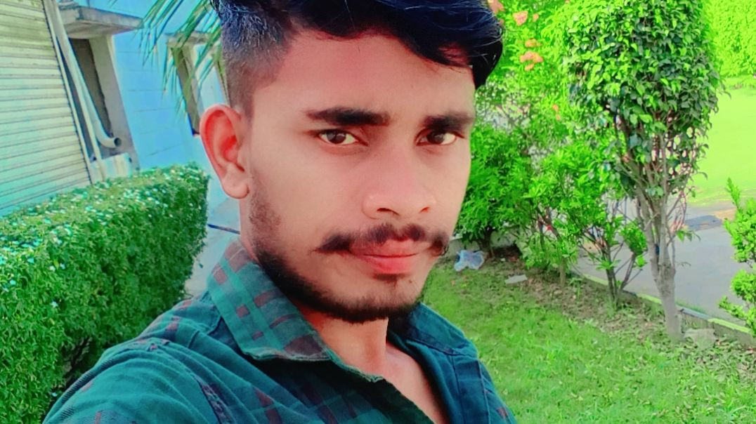 ⁣Is Dil ki baton mein Jo aate hai boh bhi deewane Ho jaate hai