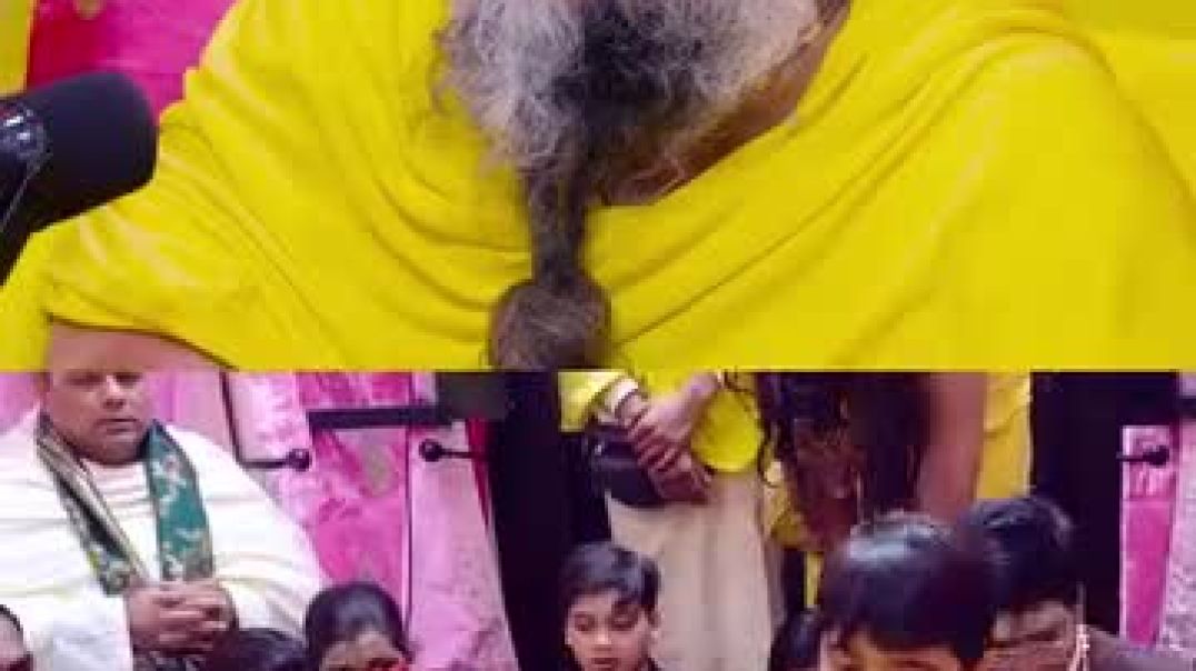 ⁣एक बच्चे ने प्रेमानंद जी महाराज को अपनी वाणी से खुश किया।