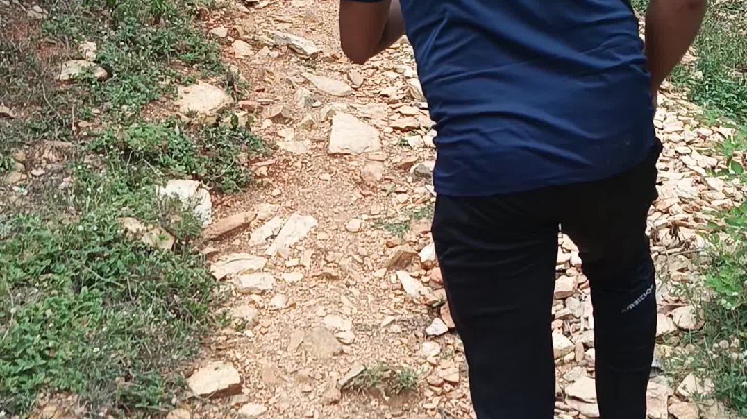 ⁣Pahad per chadhte time ka seen😨😨😱