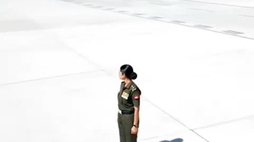 ⁣#army women save the planesave the plane