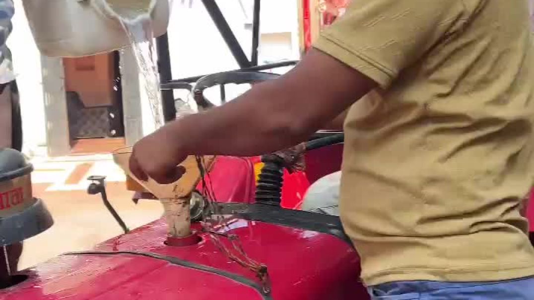 ⁣आज ट्रैक्टर मेंआज ट्रैक्टर में डीजल की जगह पानी डाल दिया डीजल की जगह पानी डाल दिया