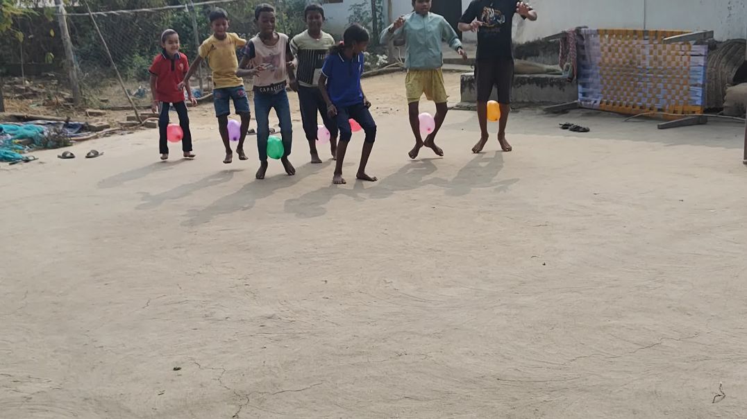 ⁣Leg balloons balance challenge