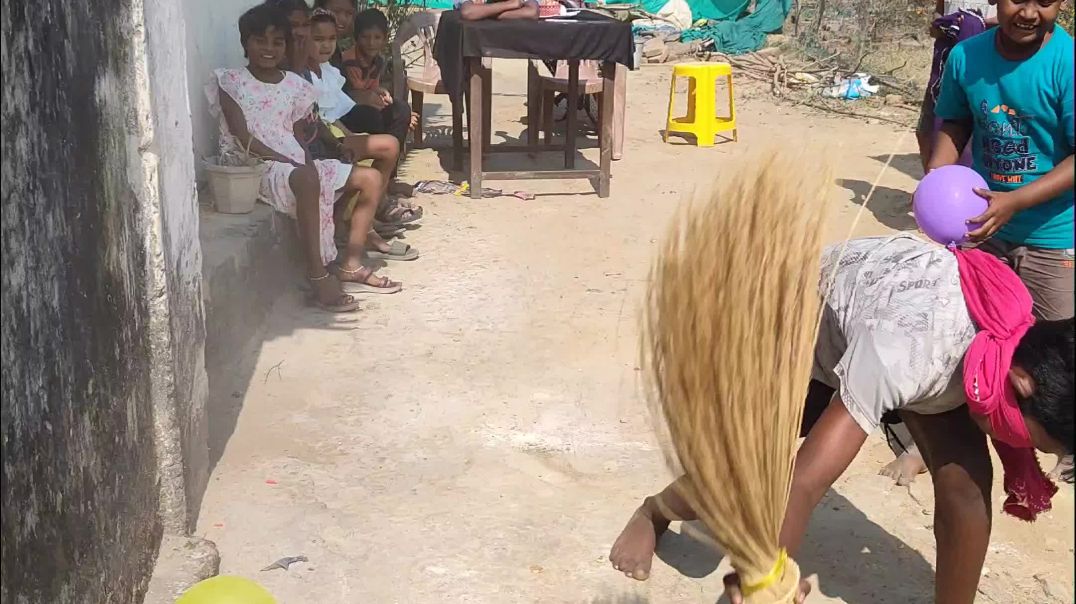 ⁣Jhadu Se Balloons Kaise Fode | The Great Balloons Challenge jhadu re Balloons footana hai