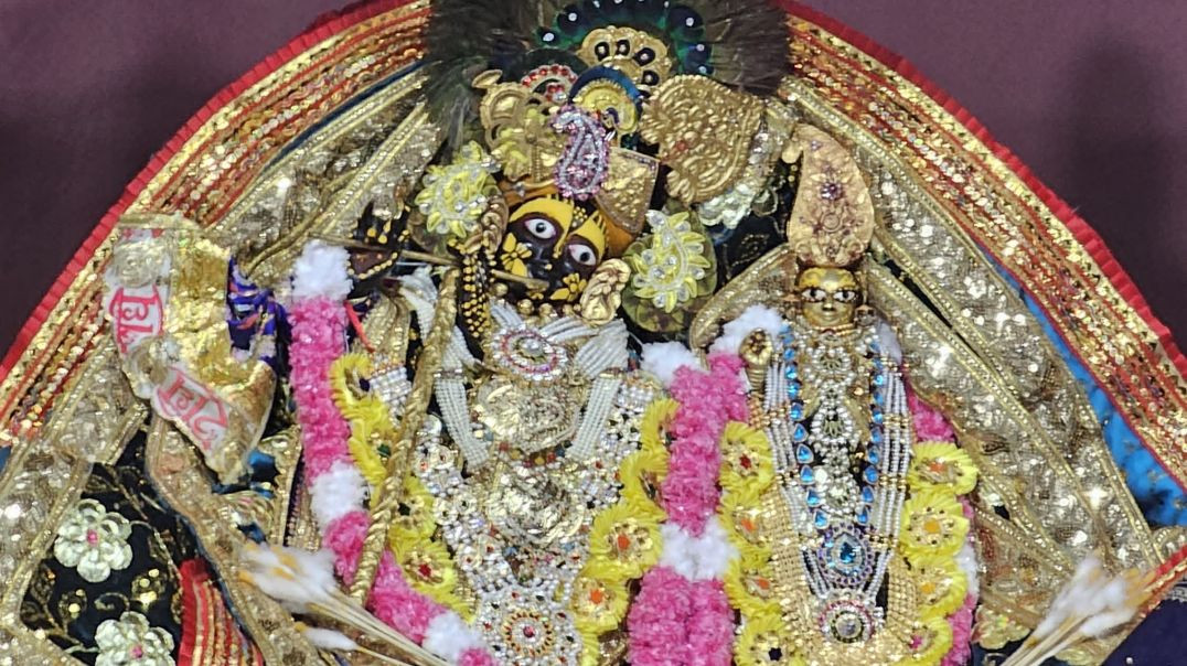 ⁣राधारानी जी के सुबह के दर्शन करो आरती भी हो रही हैं