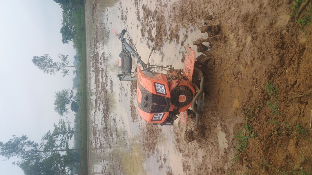 पवार वीडर से खेत की जोताई