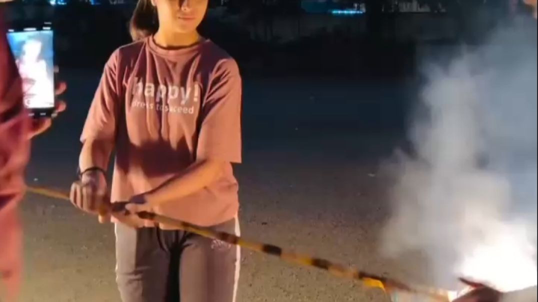 ⁣Itani sandar tarike se ghumana asan nahi hai Ladki ne kitana sandar