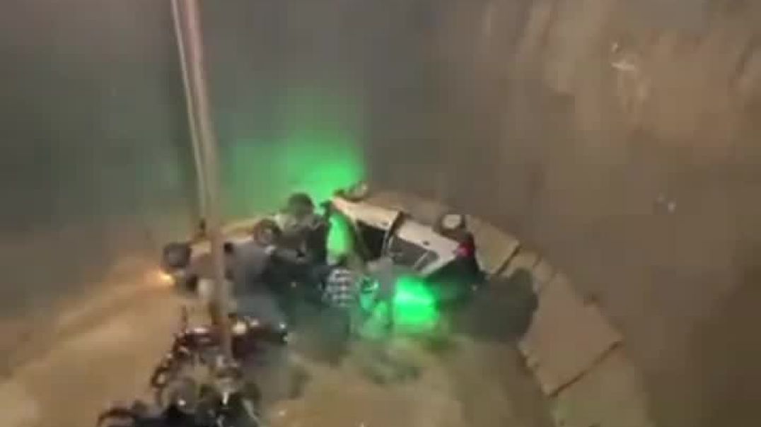 मौत के कुआं में गिरी दो कार 😱😲