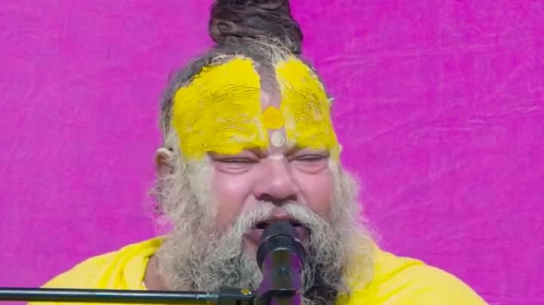 ⁣डरते क्यों हो_ कोई तुम्हें छू नहीं सकता! #premanandjimaharaj #bhajanmarg