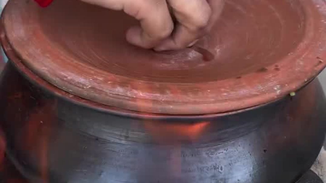 ⁣देसी तरीके से चूल्हे पर बनी पालक पनीर की रोटी और लाल मिर्च ल(MP