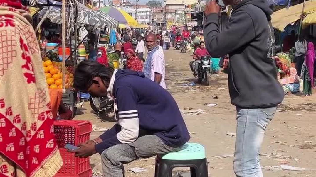 ⁣bhare bajar mein kursi gira Diya 😂😂 #apnatube #funny #comedy #viralvideo #entertainment