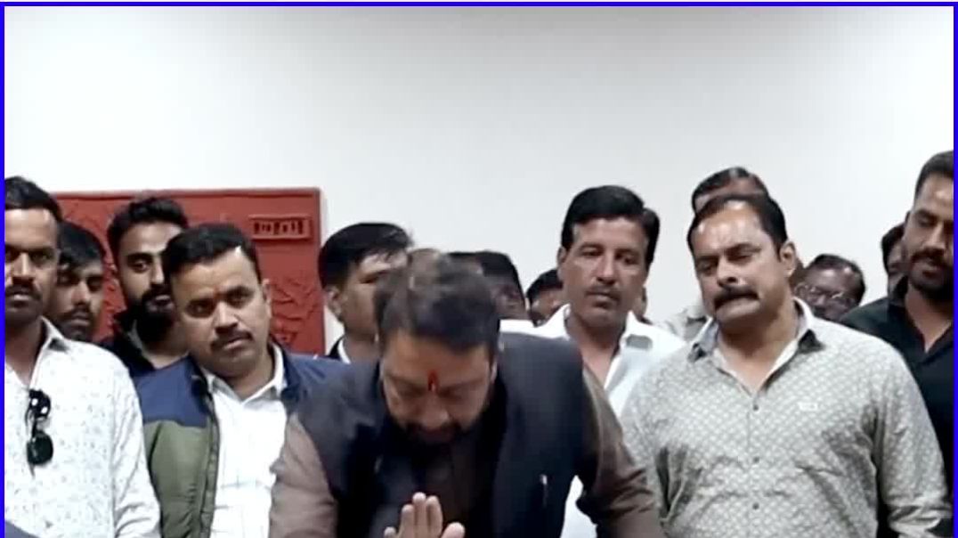 अभी सस्पेंड करो करो नहीं तो में यहासे नहीं जावुगा