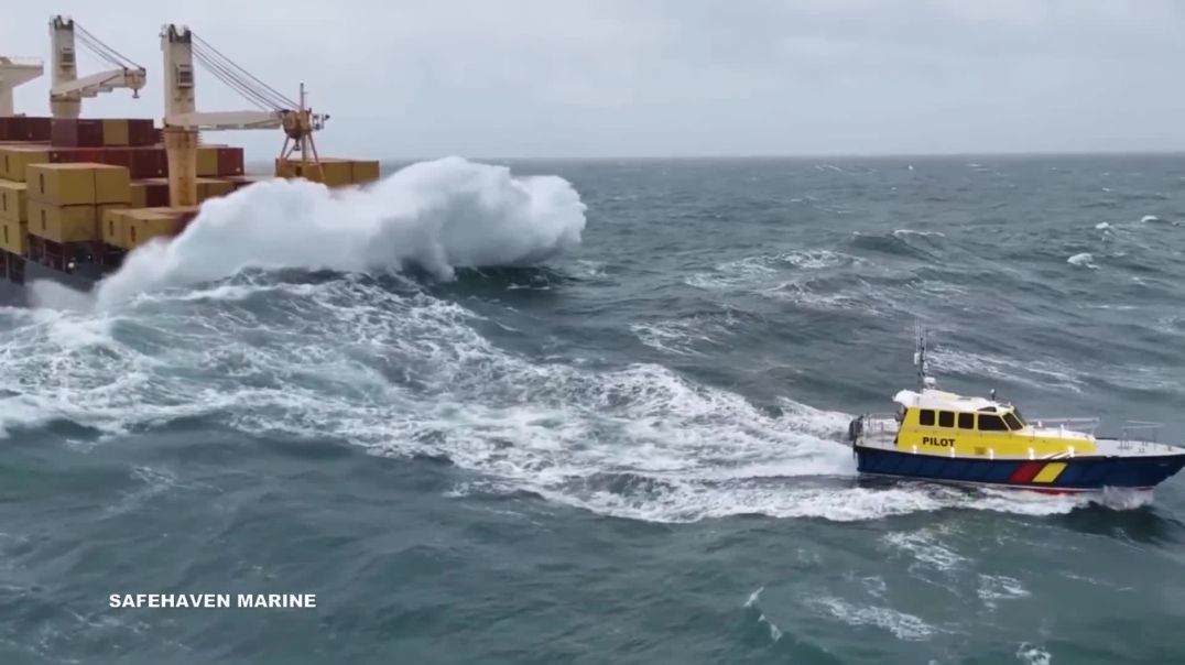 ⁣Pilot_boat_and_ships,_Storm_Isha(1080p)