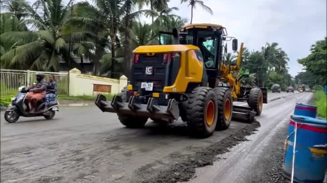 ⁣Liugong Grader Working On Road 🛣️💪