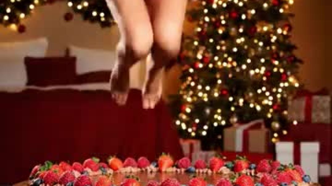 ⁣Festive Chocolate Bed ASMR Satisfies Every Sense 🎅 _asmr _asmsounds _satisfying(360P)