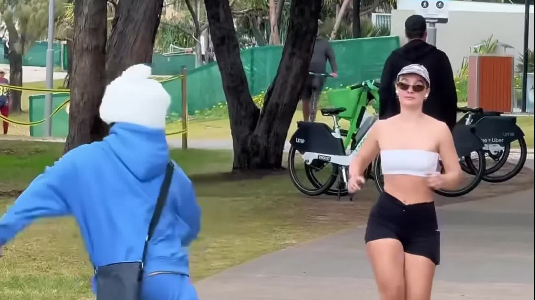 ⁣IS VIDEO MAIN YE LADKA IS LADKI PE KYA PRANK KARTA HAI #SHORTS