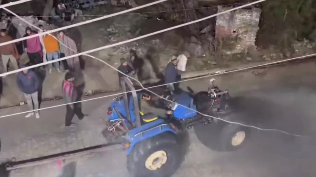 ⁣4 cylinder vs John Deere tractor tochan