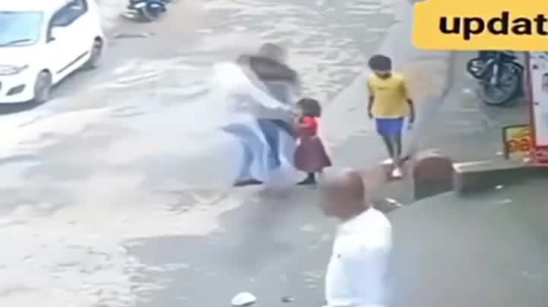 ⁣*ये CCTV फुटेज सिर्फ एक हादसा नहीं ये हर उस माता पिता के लिए चेतावनी है जो अपने बच्चे को ऑटो में बैठ