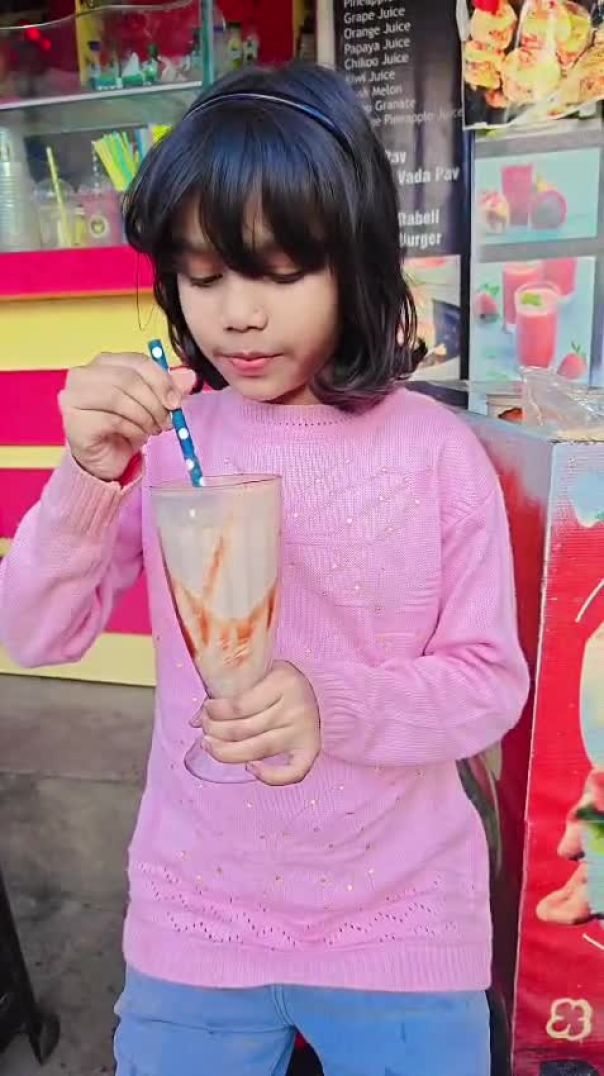 मेरी बेटी मस्ती कर रही है।