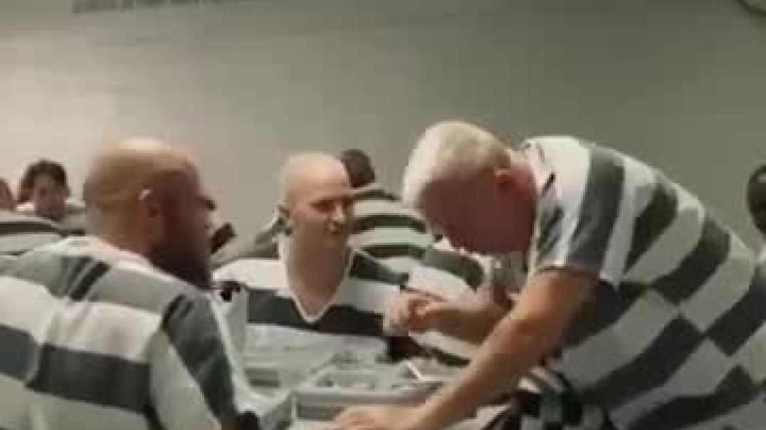 ⁣2_prisoners_escaped_from_jail_😈_#shorts_#viral_#trending_#youtubeshorts_#ytshorts