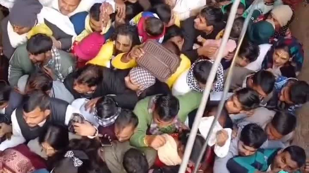 राधारानी जी के मंदिर की भीड़ कितनी है देखो