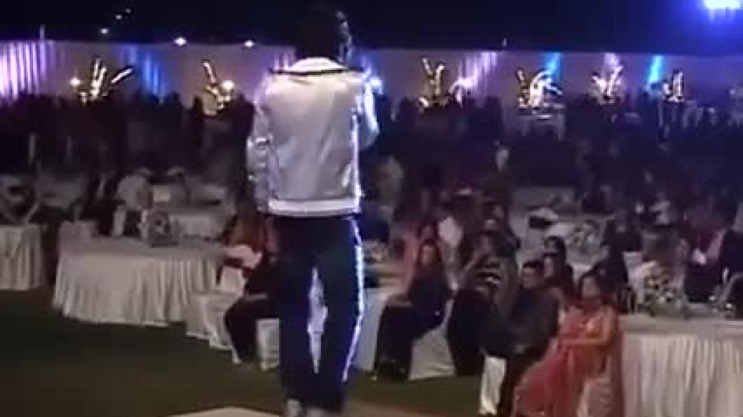 ⁣Banda Bindas Hai live performance KK _ Aks _ Gulza(360P)