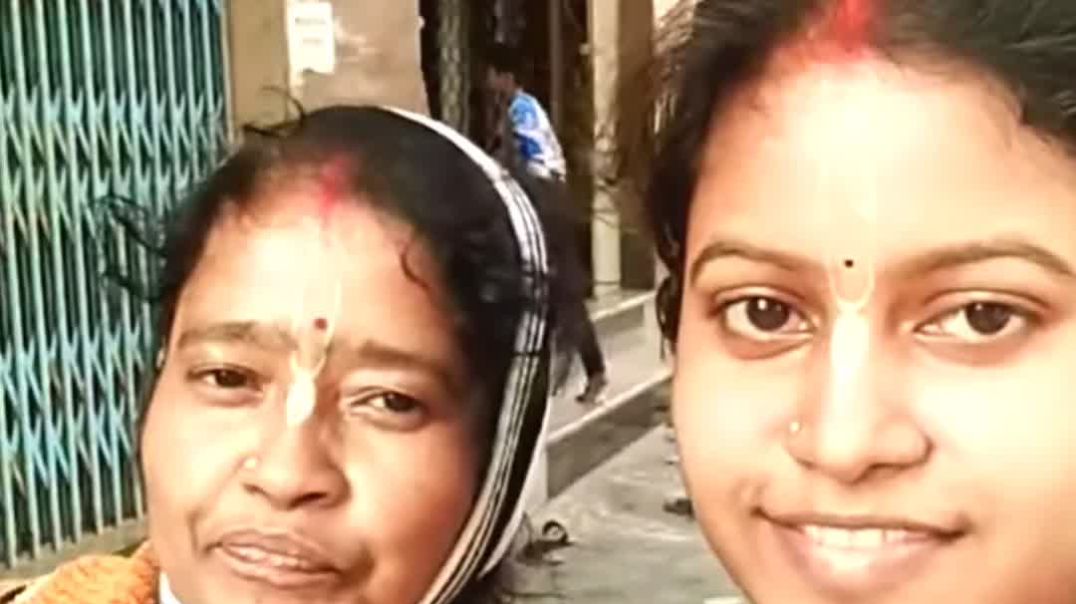 মা ও মেয়ে।