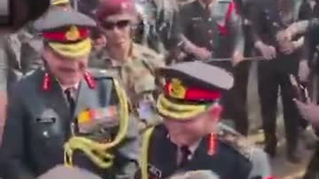 ⁣आर्मी चीफ उपेन्द्र कुमार जी द्विवेदी आर्मी ऑफिसर पासिंग आउट परेड के दौरान पुस अप परेड में नवसृजित जव