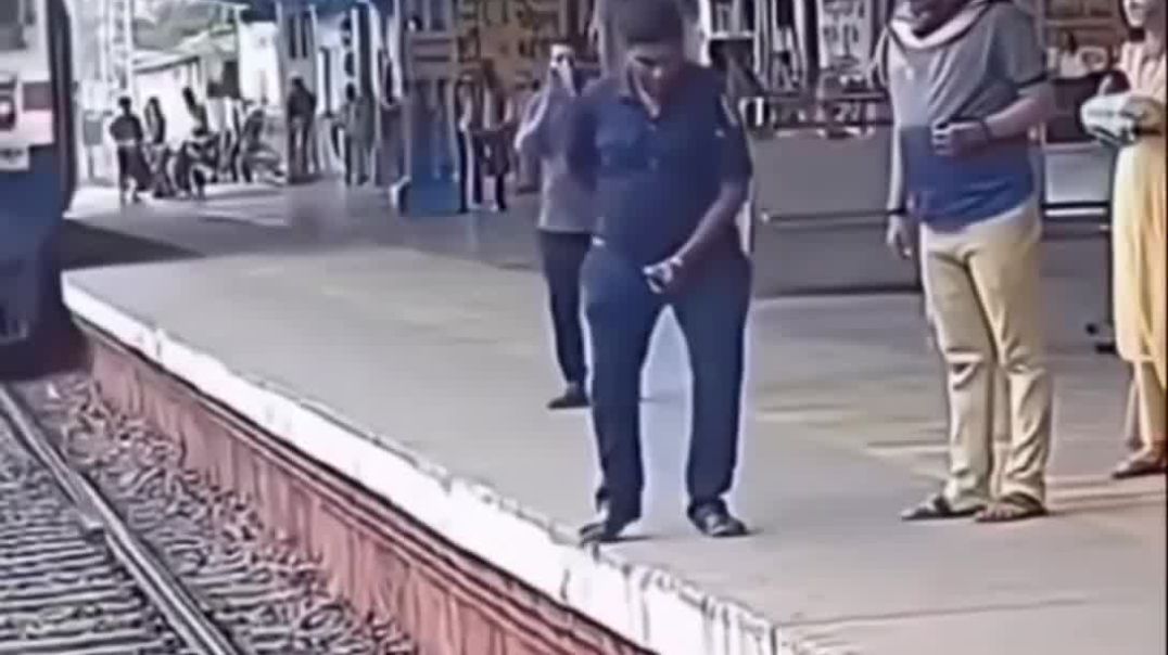 ⁣इंसान देखते रह गया बेजुबान जानवरों होकर बचा दी एक बच्चे को जान  😍🥰 #trending #viralshorts #funnyvide