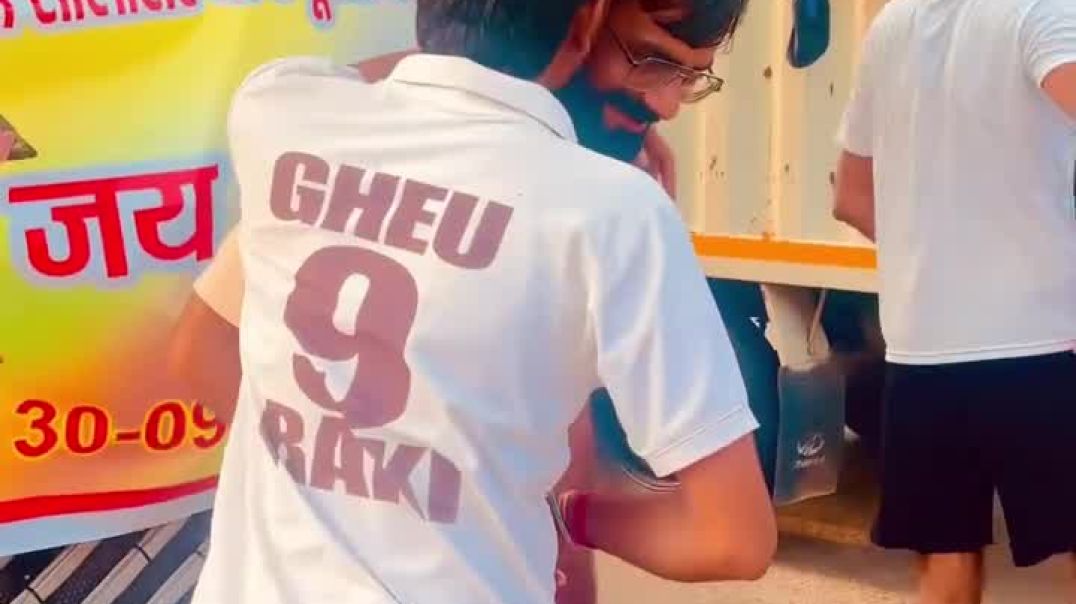 ⁣विराट मिले अपने फैन से