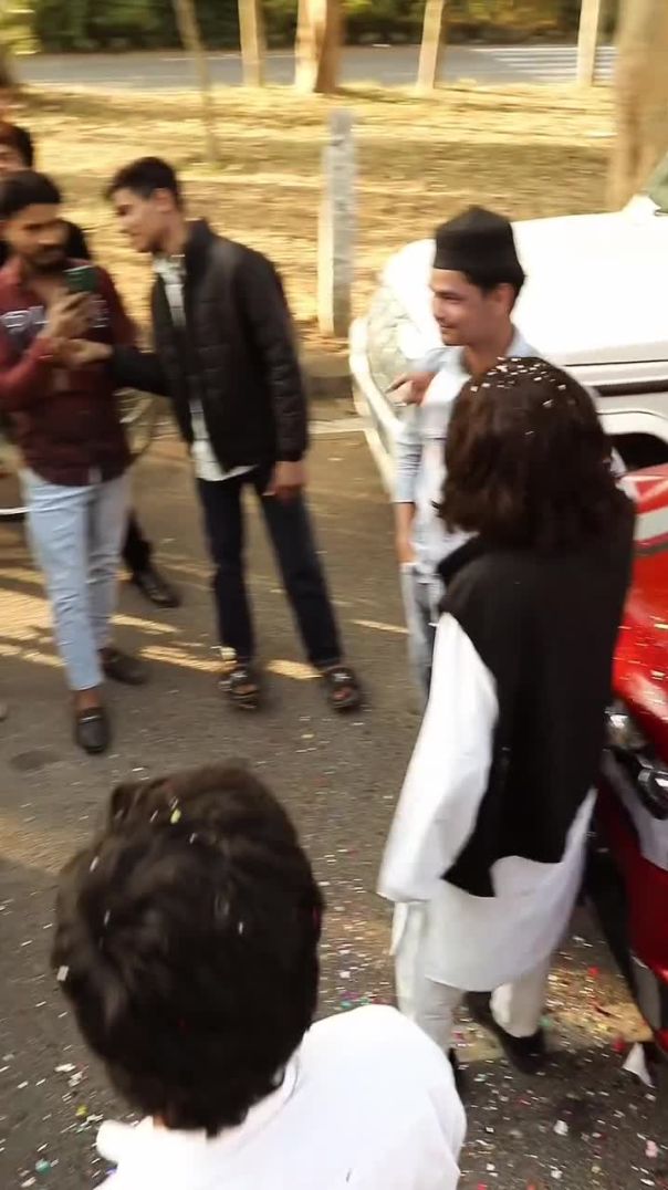 Muskan kis liye dekhti ho aayina 🤣_