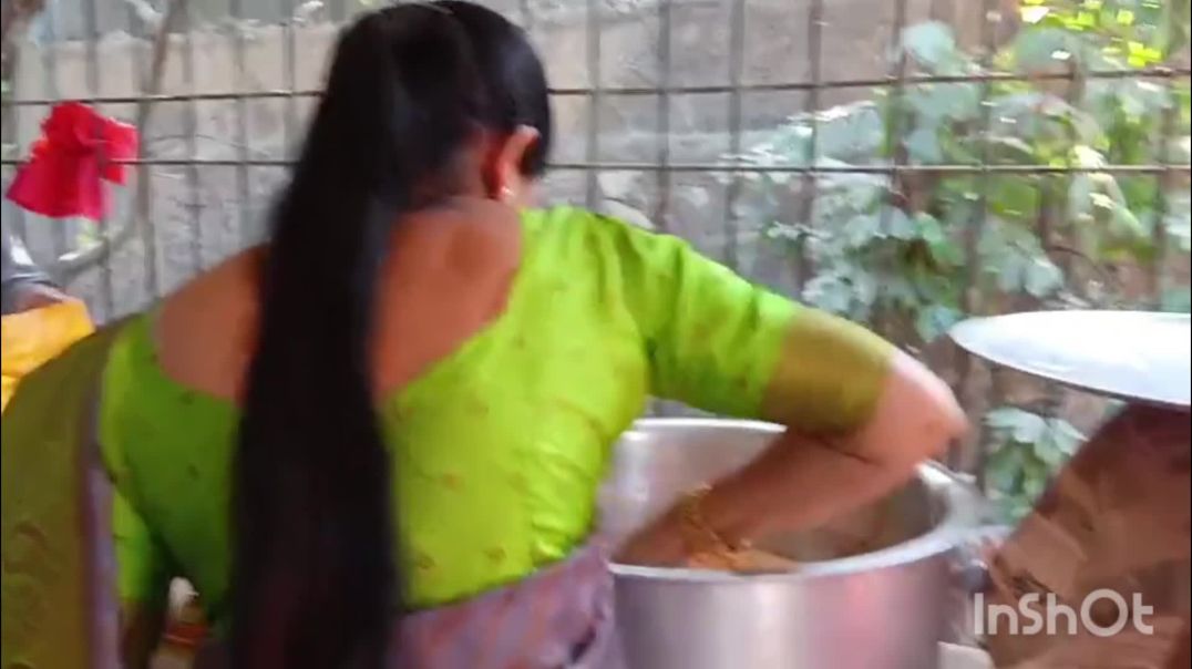 ⁣Preyar hall Main isu ki Prathna ke baad khana vitaran