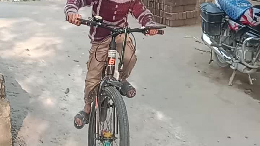 9 साल का बच्चा साइकल सिख रहा है
