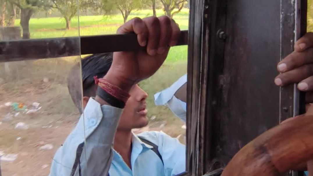 ⁣बच्चों का बड़ा हादसा होते-होते बचा 😳 | School Kids Accident Saved | Viral Video 2025